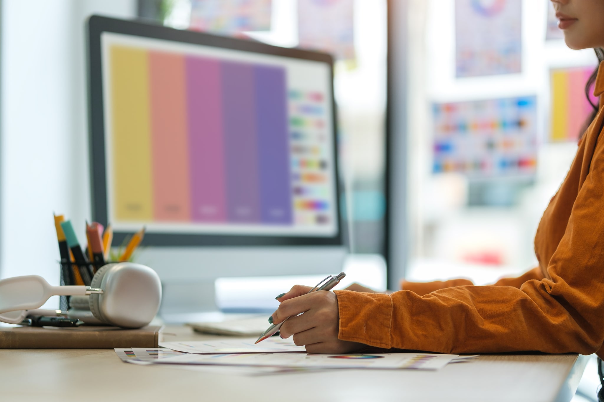 Designer travaillant sur l'identité visuelle d'un site web — approche sur-mesure JS Studio Web