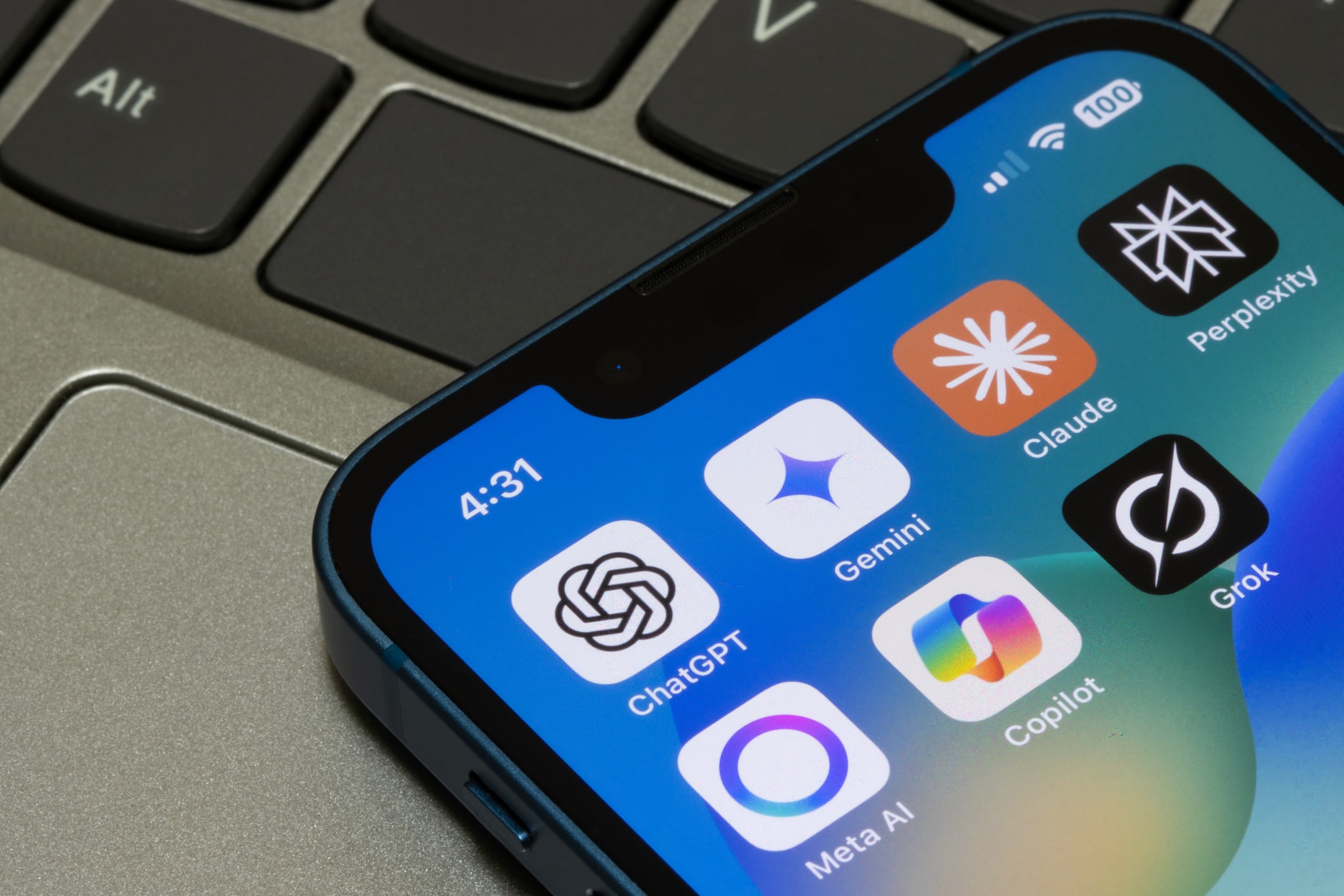 Visibilité dans les IA — un smartphone affiche les applications ChatGPT, Gemini, Claude, Perplexity et Copilot où les clients posent leurs questions