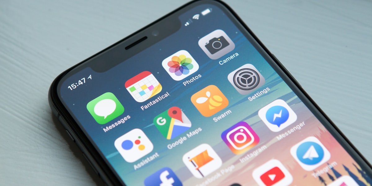 Smartphone affichant Google Maps avec recherche locale à Marseille